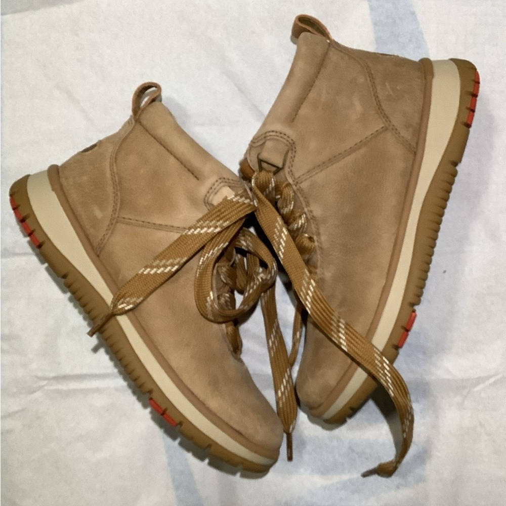 New UGG Tan Women’s Lakesider Ankle Boots